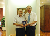 Prof. Jack Cheng (right), Pro-Vice-Chancellor of CUHK presents a souvenir to Dr. Gengqingshan (left), Deputy Director-General of the Department of Health of Guangdong Province